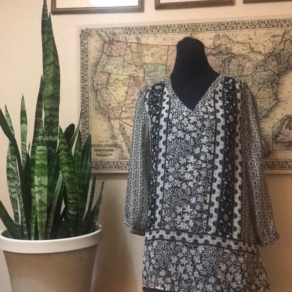 Old Navy black & white floral peasant top
